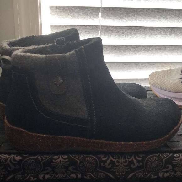Cute black zipper leather booties - Picture 1 of 4